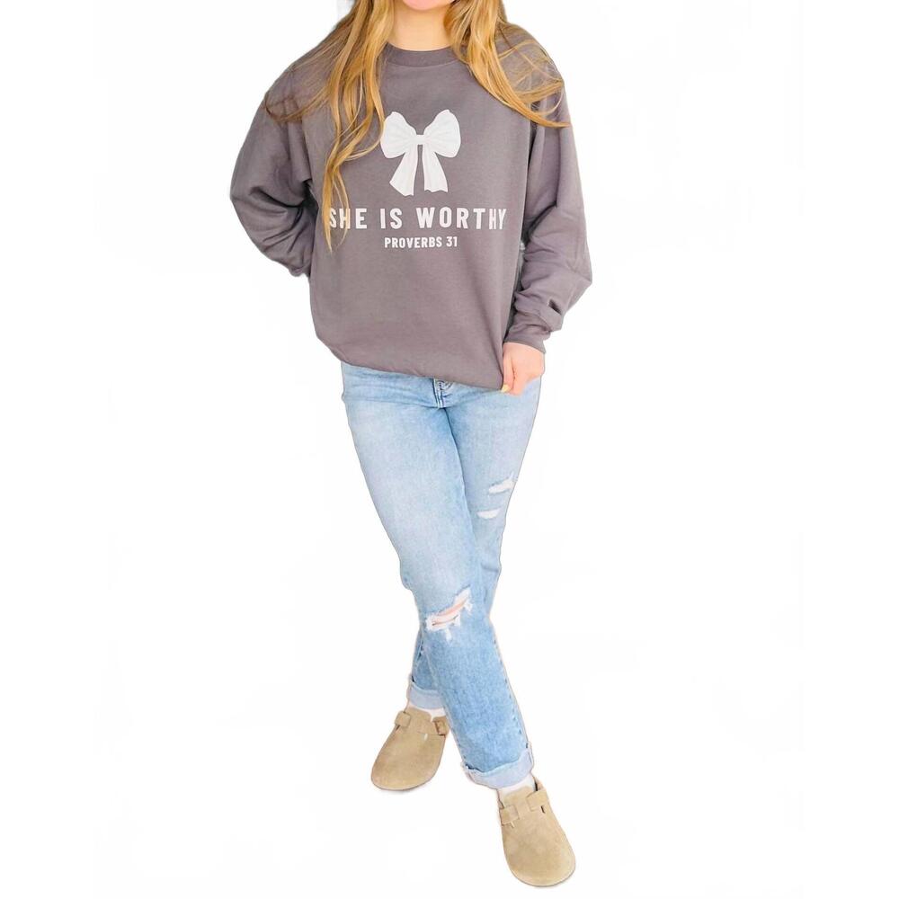 NEW BIRDIE she is worthy graphic crewneck sweatshirt in charcoal